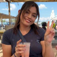 Vivi | Bookish & Boozy